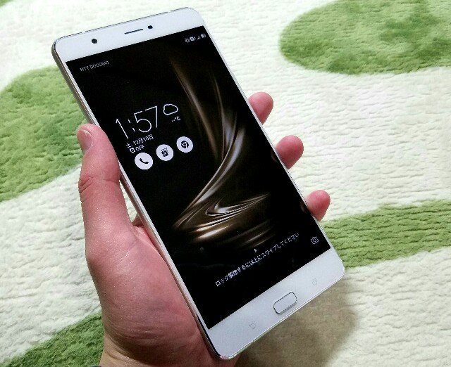 6.8インチ大画面のインパクトは圧巻ASUS ZenFone3 Ultra (ZU680KL